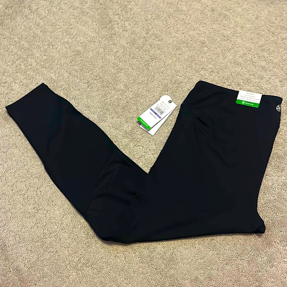 GAIAM Black Leggings with Smooth Texture and Full-Length Fit